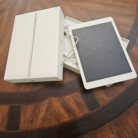 Apple iPad 6th Generation 32GB Wifi - Picture 1 of 6